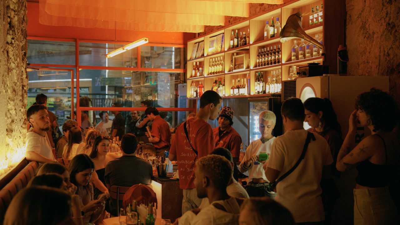Bares e restaurantes crescem 7,4% em agosto, 11º mês consecutivo de alta