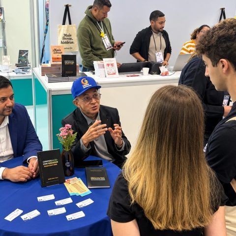 Bibiano Costa lança método inédito para estudar números primos na Bienal de SP