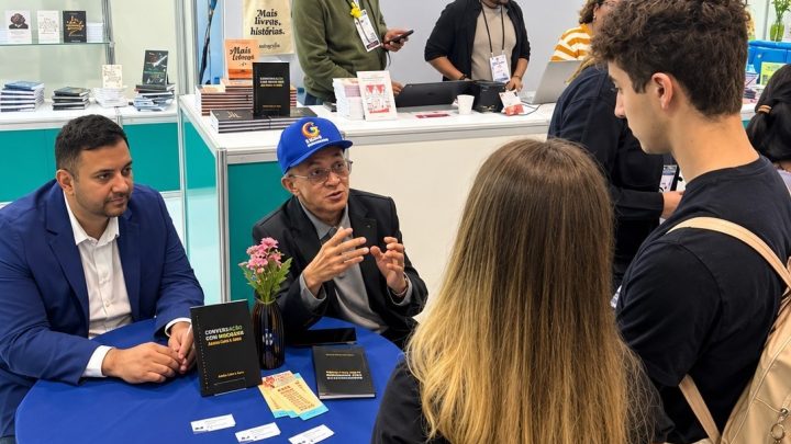 Bibiano Costa lança método inédito para estudar números primos na Bienal de SP