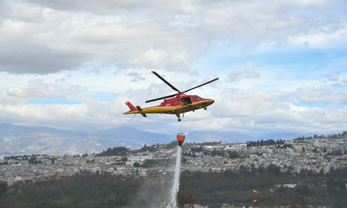 Bombeiros usam quatro helicópteros para combater incêndio que consumiu 200 hectares em Quito