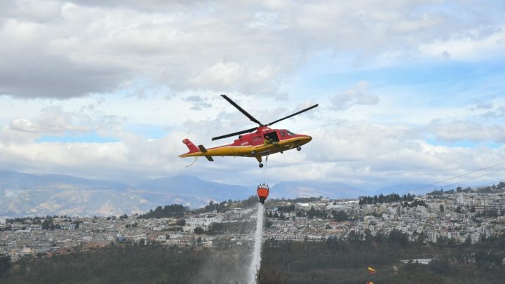 Bombeiros usam quatro helicópteros para combater incêndio que consumiu 200 hectares em Quito