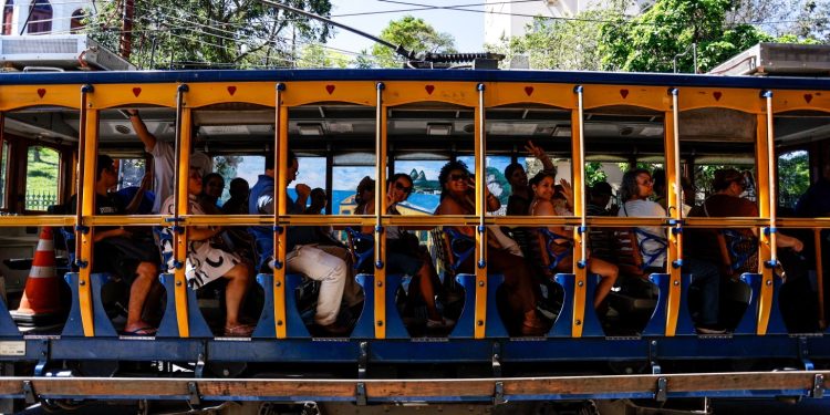 Bondinho de Santa Teresa: aos 130 anos, modal vive conflito entre passeio turístico e transporte de bairro