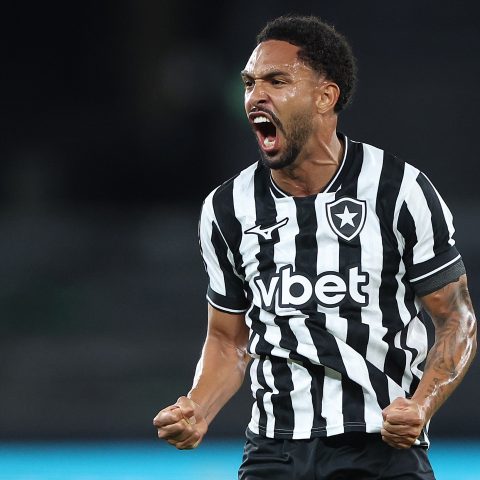 Botafogo desperdiça vantagem numérica em campo e apenas empata com o Bragantino no Nilton Santos