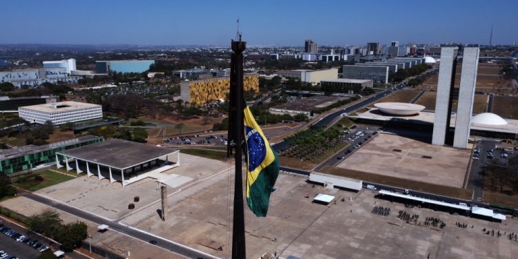 Brigas e crises agitam Brasília