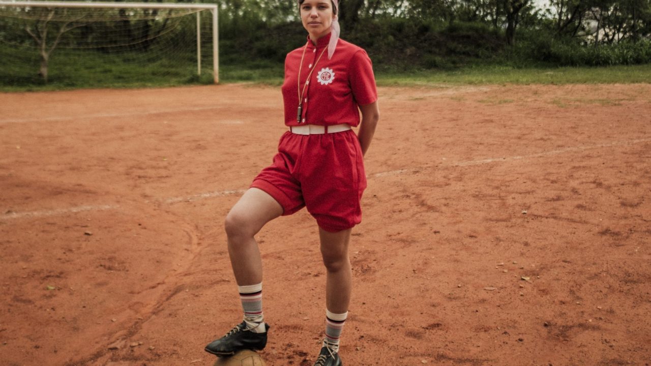 Bruna Linzmeyer será jogadora em filme sobre uma das primeiras dirigentes do futebol feminino no brasil
