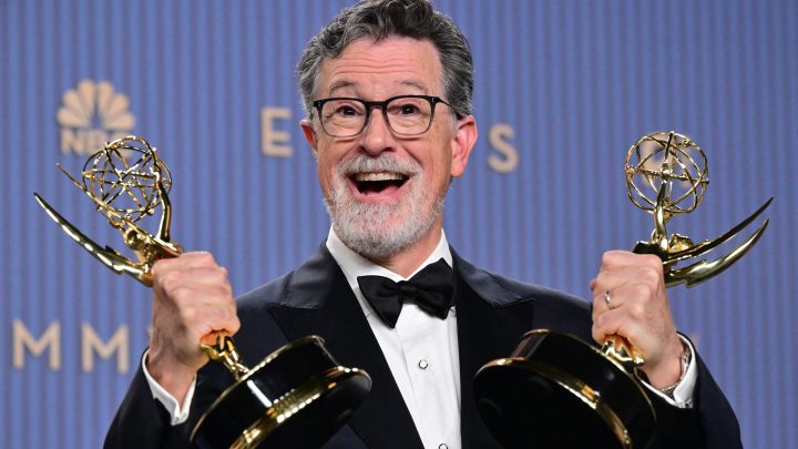 Cancelado após críticas a Trump, Stephen Colbert defende liberdade de expressão e programas de 'late night' em vitória no Emmy