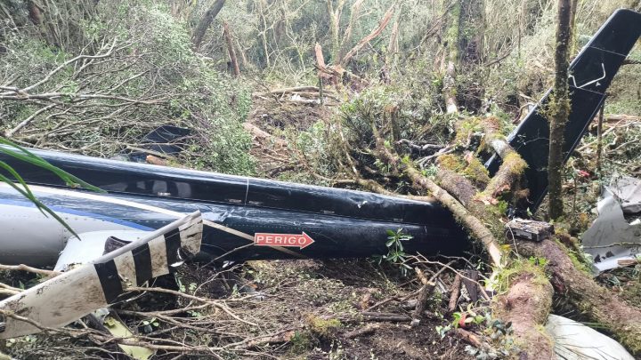 Cantor Rick: com fuselagem destruída e peças espalhadas, imagens revelam gravidade de acidente com helicóptero