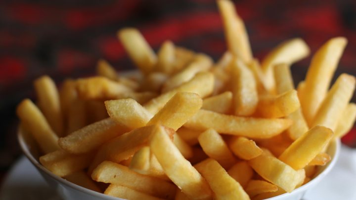 Carne processada, batata-frita, cerveja: dieta é associada a declínio cognitivo mais rápido em pessoas com risco genético de Alzheimer