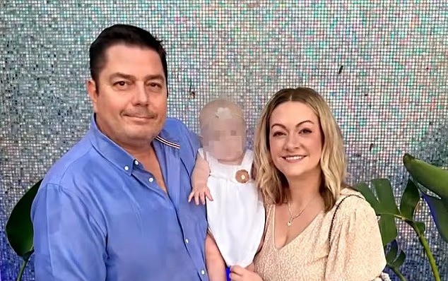 Casal processa clínica de fertilização nos EUA após DNA revelar que outro homem é pai biológico da filha