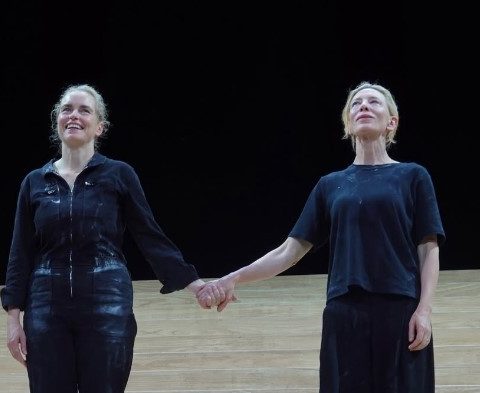 Cate Blanchett dá bronca em plateia de sua peça por uso do celular: 'Estraga'