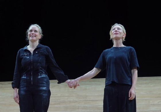 Cate Blanchett dá bronca em plateia de sua peça por uso do celular: 'Estraga'