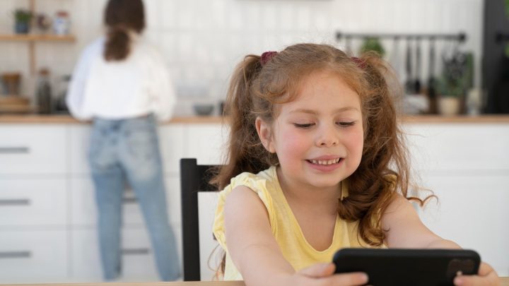Celular na infância: por que o cuidado vai além do tempo de tela