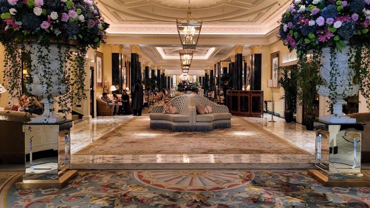 Chá da tarde, histórias de espiões e uma rosa exclusiva: por dentro do hotel The Dorchester, em Londres