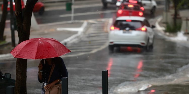 Ciclone extratropical provoca chuva forte e rajadas de vento no Centro-Sul do Brasil; veja previsão do tempo