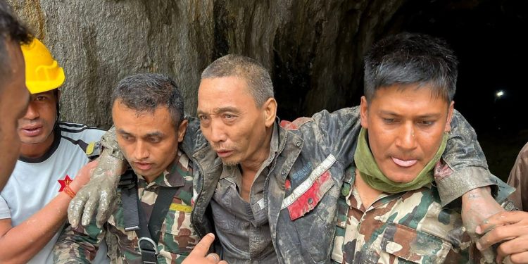 Cidadão chinês é resgatado com vida após ficar preso por 10 dias em túnel soterrado no Nepal