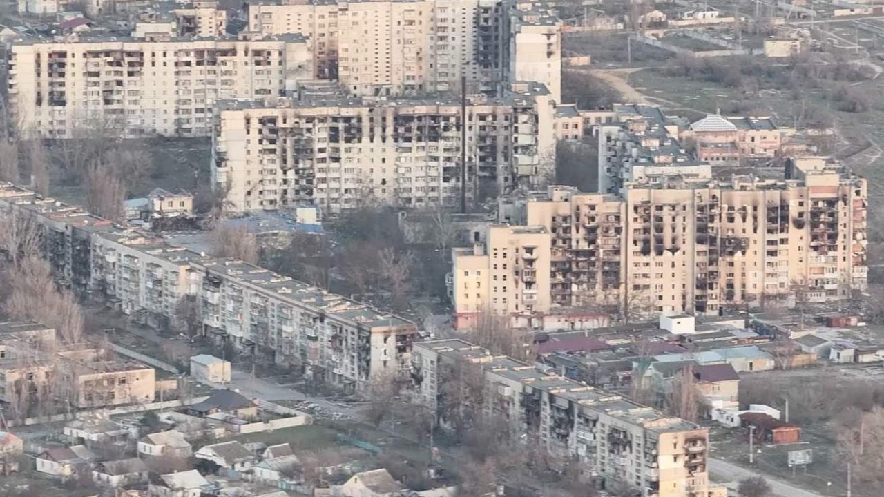 Cidade ucraniana isolada pela Rússia tem milhares morrendo de fome e cadáveres comidos por cães; vídeo