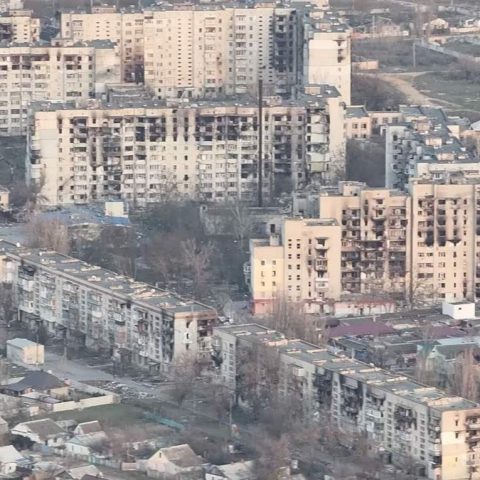 Cidade ucraniana isolada pela Rússia tem milhares morrendo de fome e cadáveres comidos por cães; vídeo