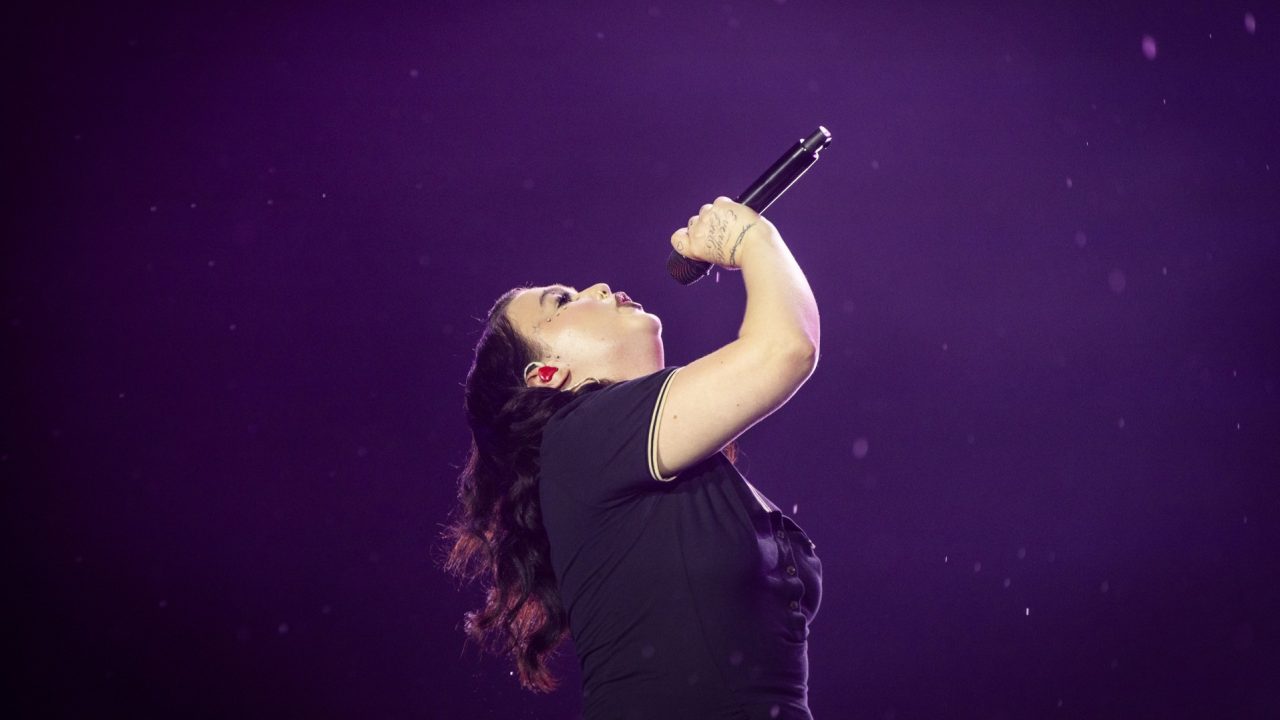 Com fama de emocionada, Lola Young canta entre lágrimas em estreia no Rock in Rio; entenda