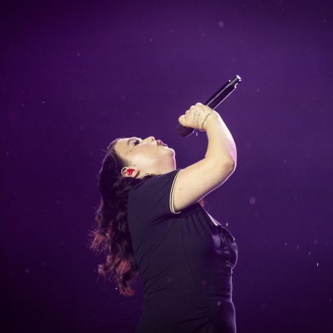 Com fama de emocionada, Lola Young canta entre lágrimas em estreia no Rock in Rio; entenda
