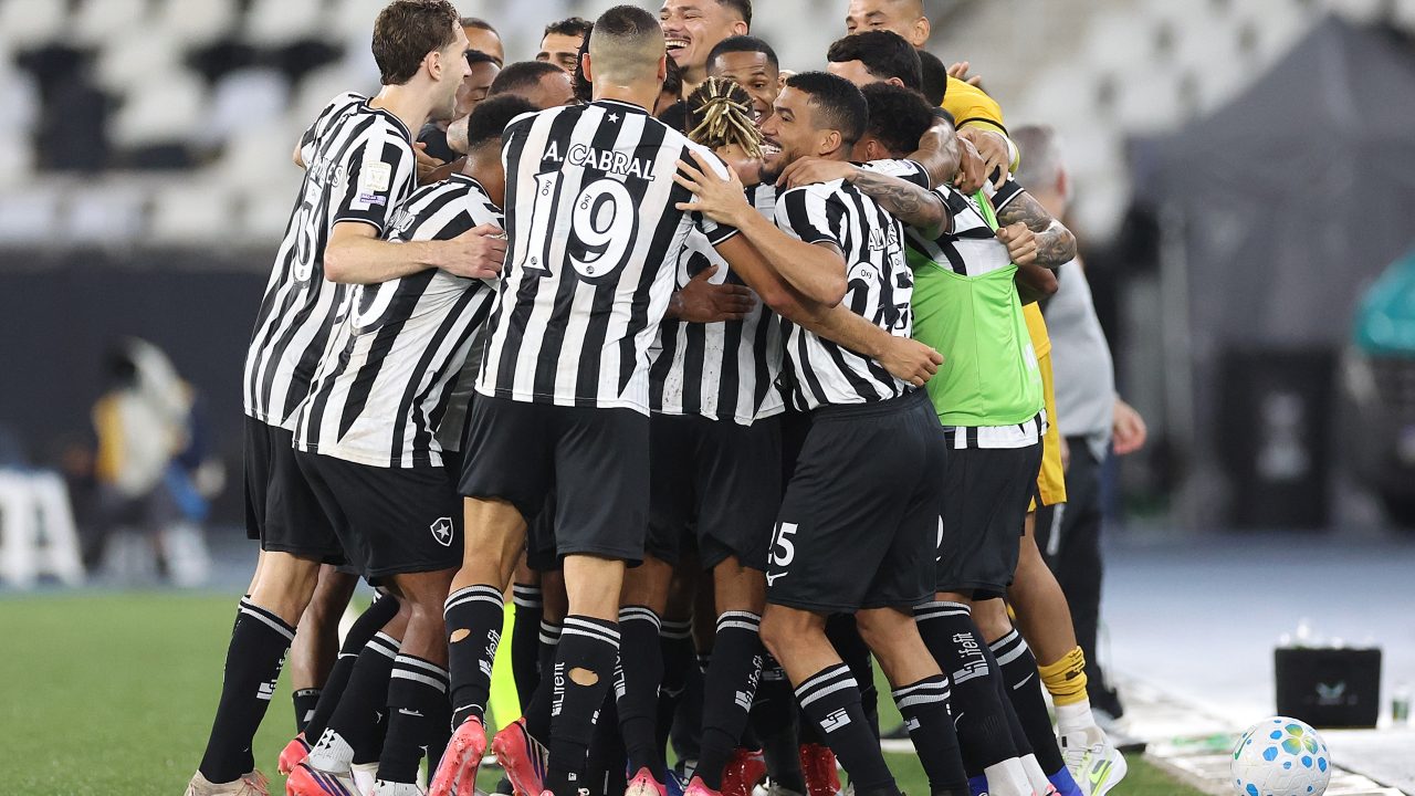 Com show de Danilo e Montoro, Botafogo sofre, mas vence Grêmio e encerra jejum no Campeonato Brasileiro