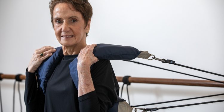Conheça a trajetória de 50 anos da ex-bailarina que coleciona fãs com suas aulas de alongamento