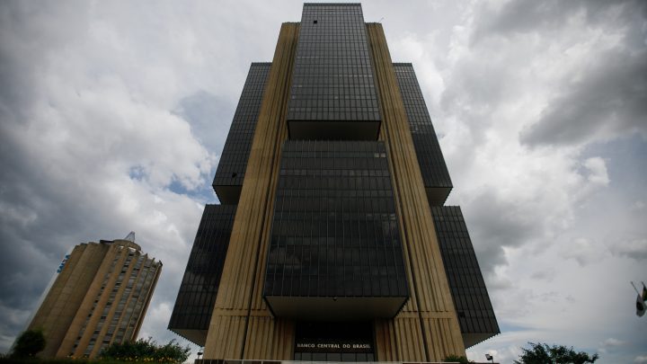 Copom diz que a inflação está caindo, alerta para riscos e deixa porta aberta para queda dos juros