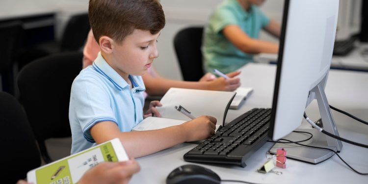 Correção de questão objetiva, veto em redações, regras para punição: o ponto a ponto da regulamentação da IA na educação