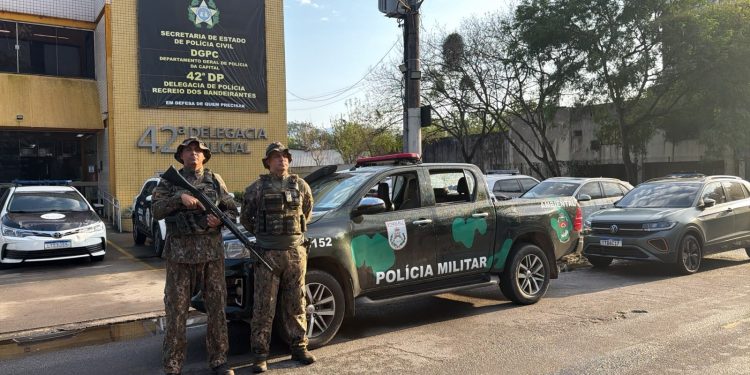 Criminosos tentam fugir com viatura da PM após confronto em Vargem Grande