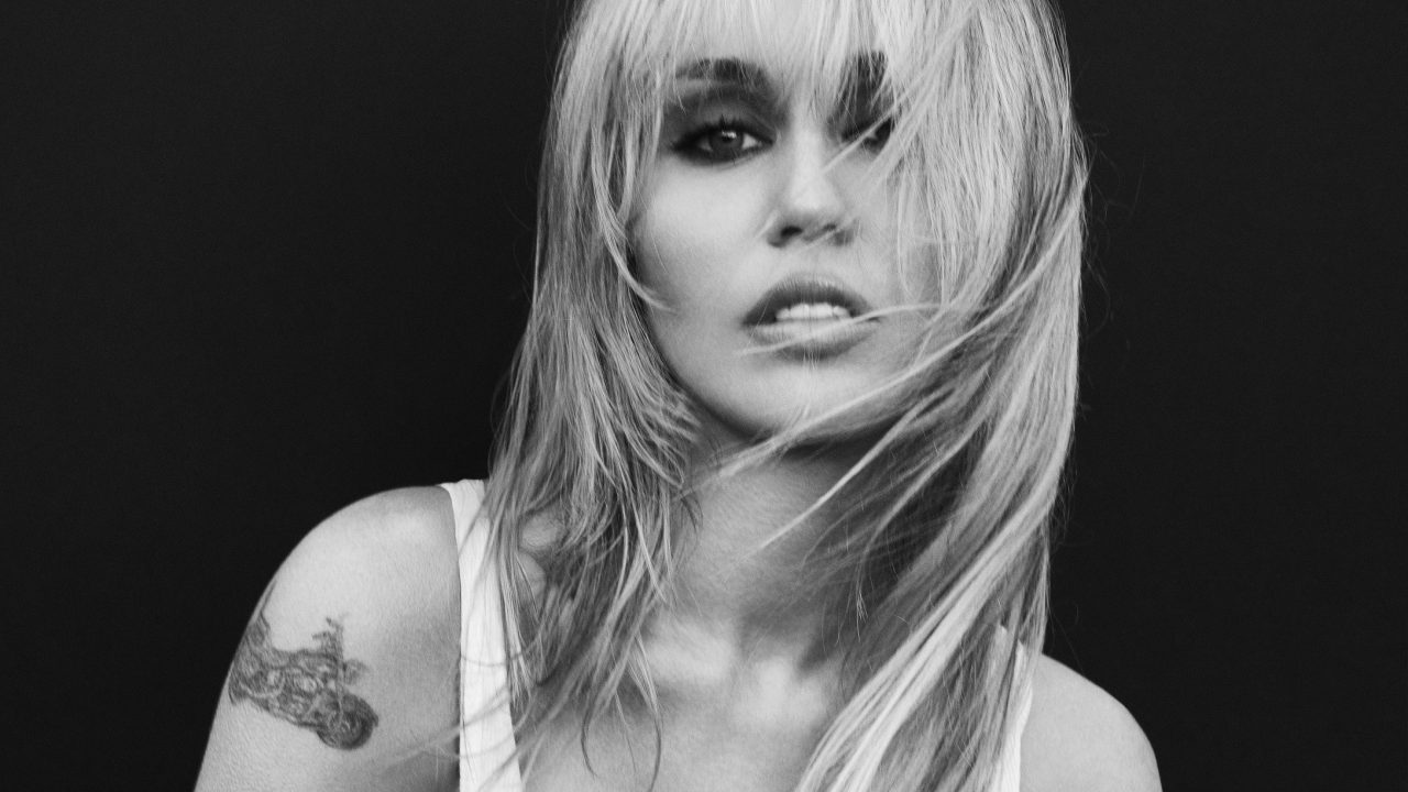 Crítica: Miley perde um pouco — além do próprio sobrenome — em ‘Bass persuades’