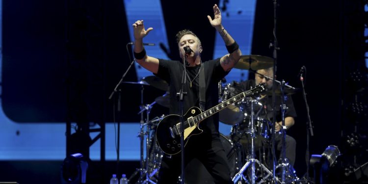 Crítica: Punk angustiado do Rise Against atrai bom público ao Palco Mundo
