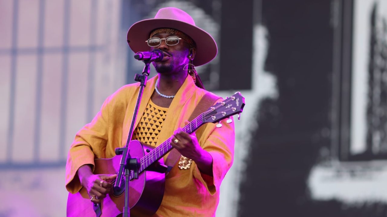 Crítica: Som dançante de Jota.Pê abre o Sunset em clima de festa
