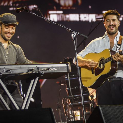 Crítica: Sunset 'intimista' aplaude folk britânico do Mumford & Sons