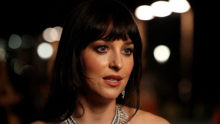 Dakota Johnson revela rotina de sono de até 14 horas; afinal, quanto precisamos dormir?