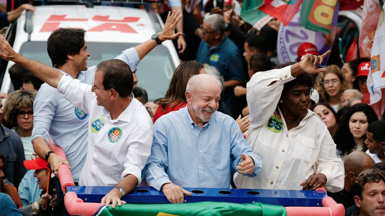 De olho em avanço de Flávio no Rio, Lula faz campanha em São Gonçalo ao lado de Eduardo Paes