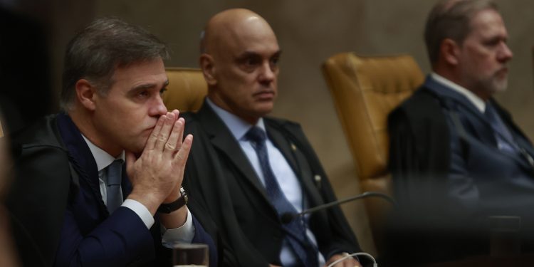 Decisão de Mendonça transforma Moraes em personagem central das eleições