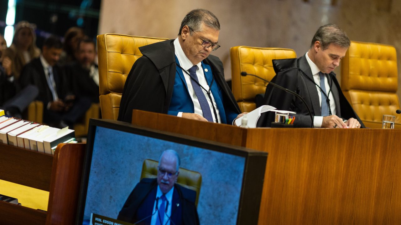 Decisão em ‘causa própria’ e reunião com Vorcaro: os 11 recados de Dino a Mendonça na decisão que reintegrou chefe da PF