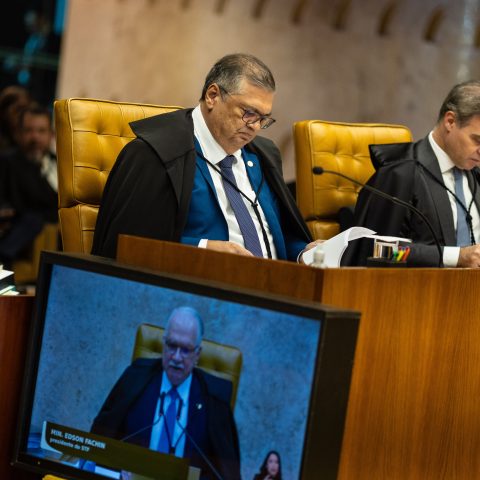 Decisão em ‘causa própria’ e reunião com Vorcaro: os 11 recados de Dino a Mendonça na decisão que reintegrou chefe da PF
