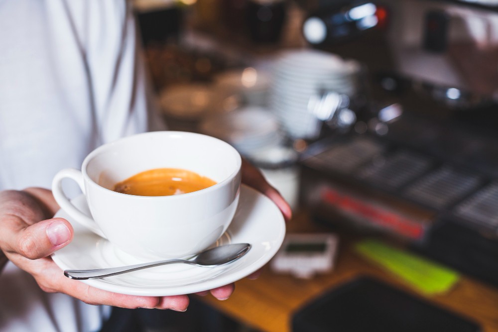 Deixar o café esfriar pode dizer mais sobre sua rotina do que você imagina