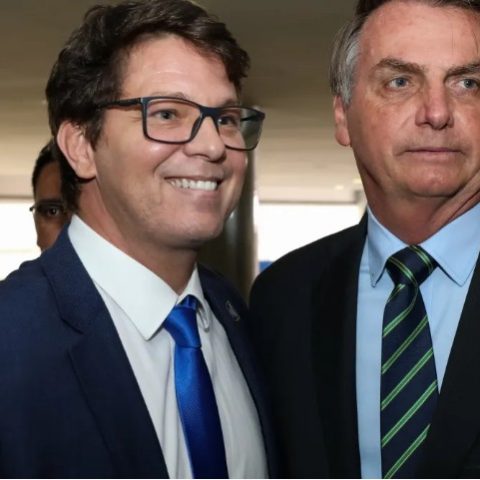 Deputado Mario Frias e dona de produtora de 'Dark Horse' são alvos de operação que investiga financiamento de filme sobre Bolsonaro