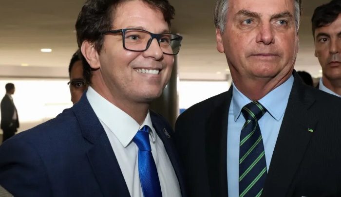 Deputado Mario Frias e dona de produtora de 'Dark Horse' são alvos de operação que investiga financiamento de filme sobre Bolsonaro
