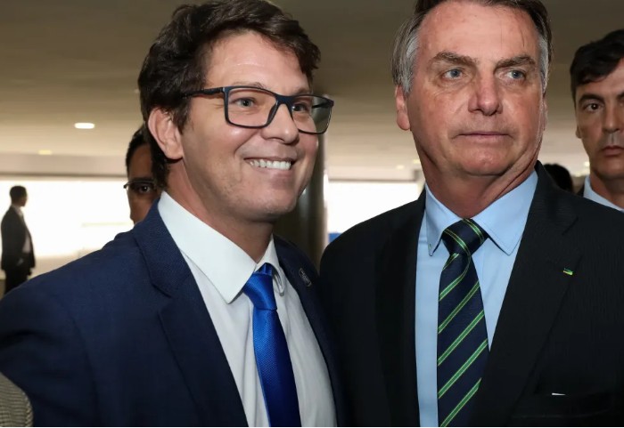 Deputado Mario Frias e dona de produtora de 'Dark Horse' são alvos de operação que investiga financiamento de filme sobre Bolsonaro