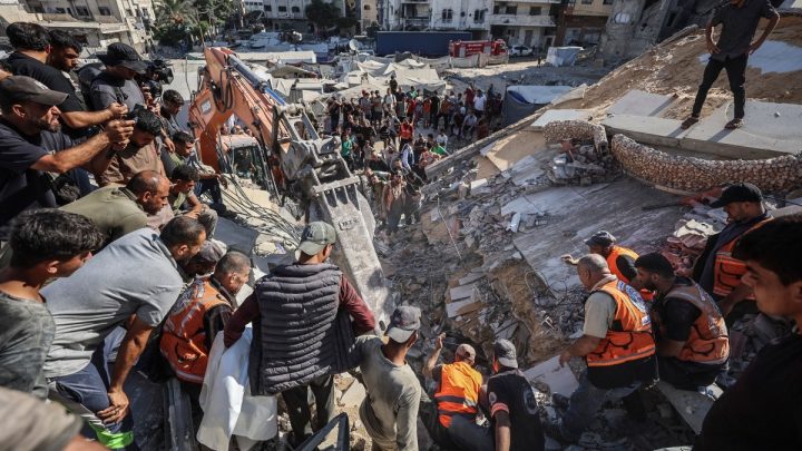 Desabamento de prédio de seis andares deixa 12 mortos e ao menos 100 desaparecidos em Gaza