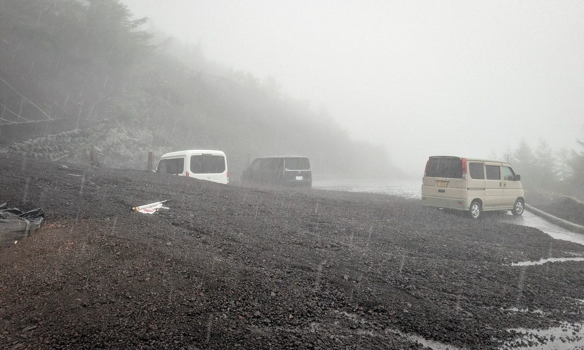Deslizamento atinge estacionamento do Monte Fuji, no Japão, no último dia da temporada de escaladas