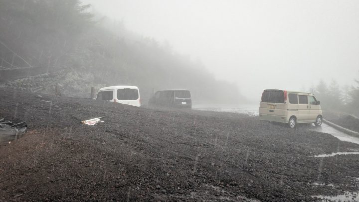 Deslizamento atinge estacionamento do Monte Fuji, no Japão, no último dia da temporada de escaladas