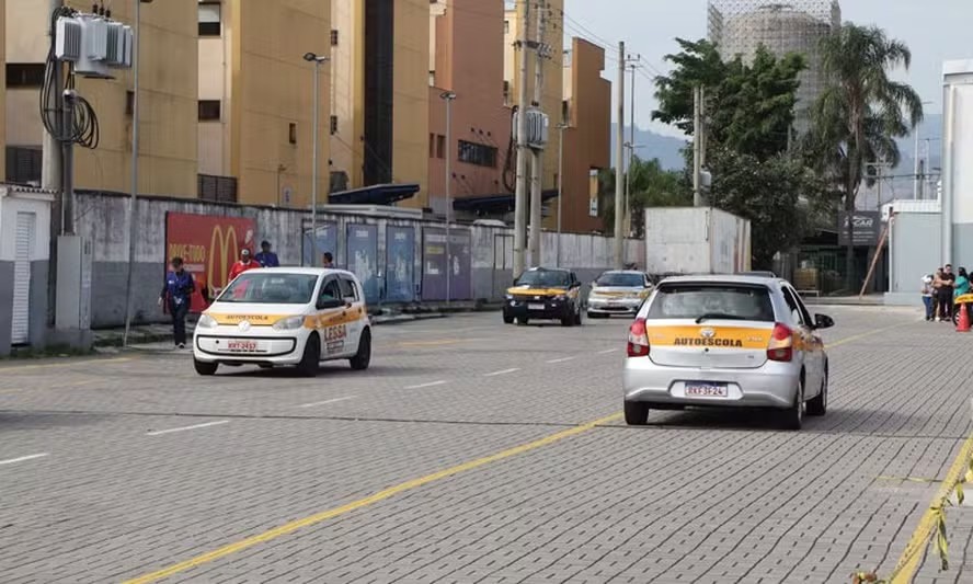 Detran vai permitir o uso de carro automático na formação de futuros motoristas no Rio