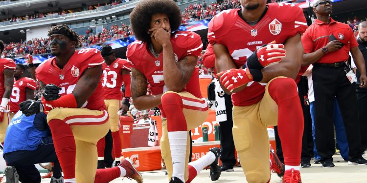 Dez anos após protesto histórico, Kaepernick lança livro e acusa NFL de boicote: 'Puro teatro'