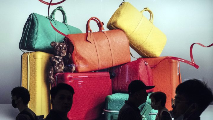 Dona da Louis Vuitton, que já foi a maior empresa da Europa em valor de mercado, sai do grupo das 10 maiores