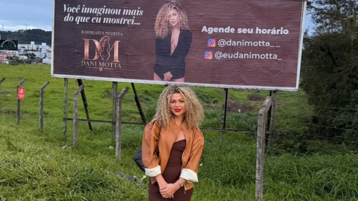 Dona de barbearia nudista relata críticas após outdoor em Florianópolis: 'Não deveria estar na rua'