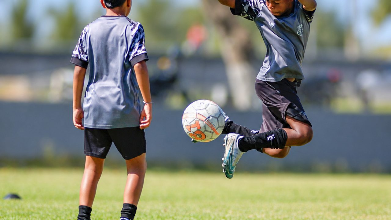 Dribles e improvisação valem pontos e troféus em projetos de base dos clubes