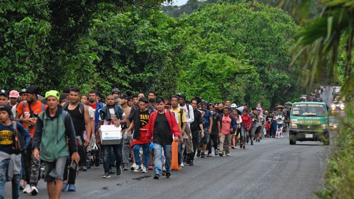 EUA deportaram mais de 25 mil pessoas para países terceiros por meio de acordos secretos, aponta relatório